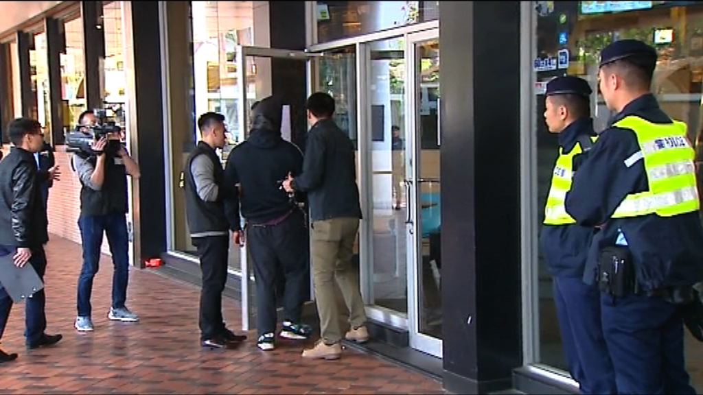 天瑞邨08年謀殺案　警押疑兇到現場重組案情