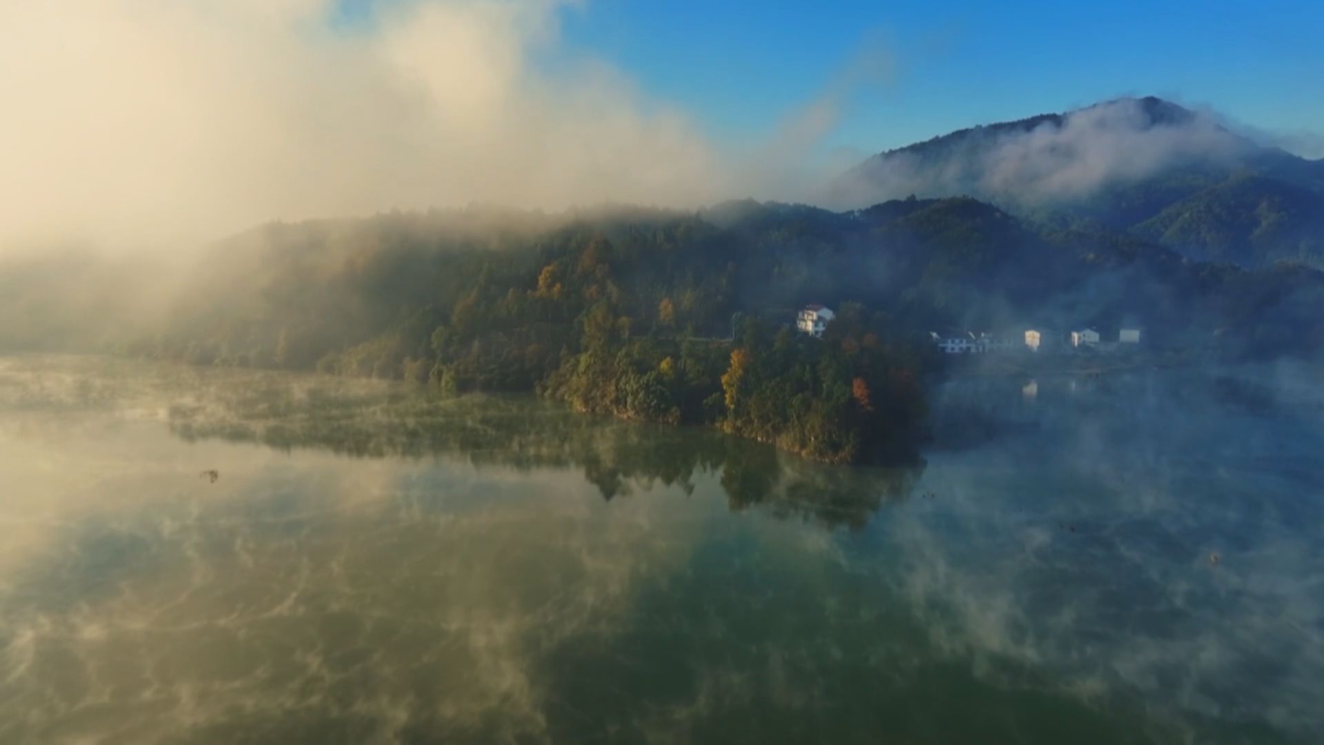 MV共賞｜安徽秋浦河清晨薄霧　營造秋冬限定夢幻仙境
