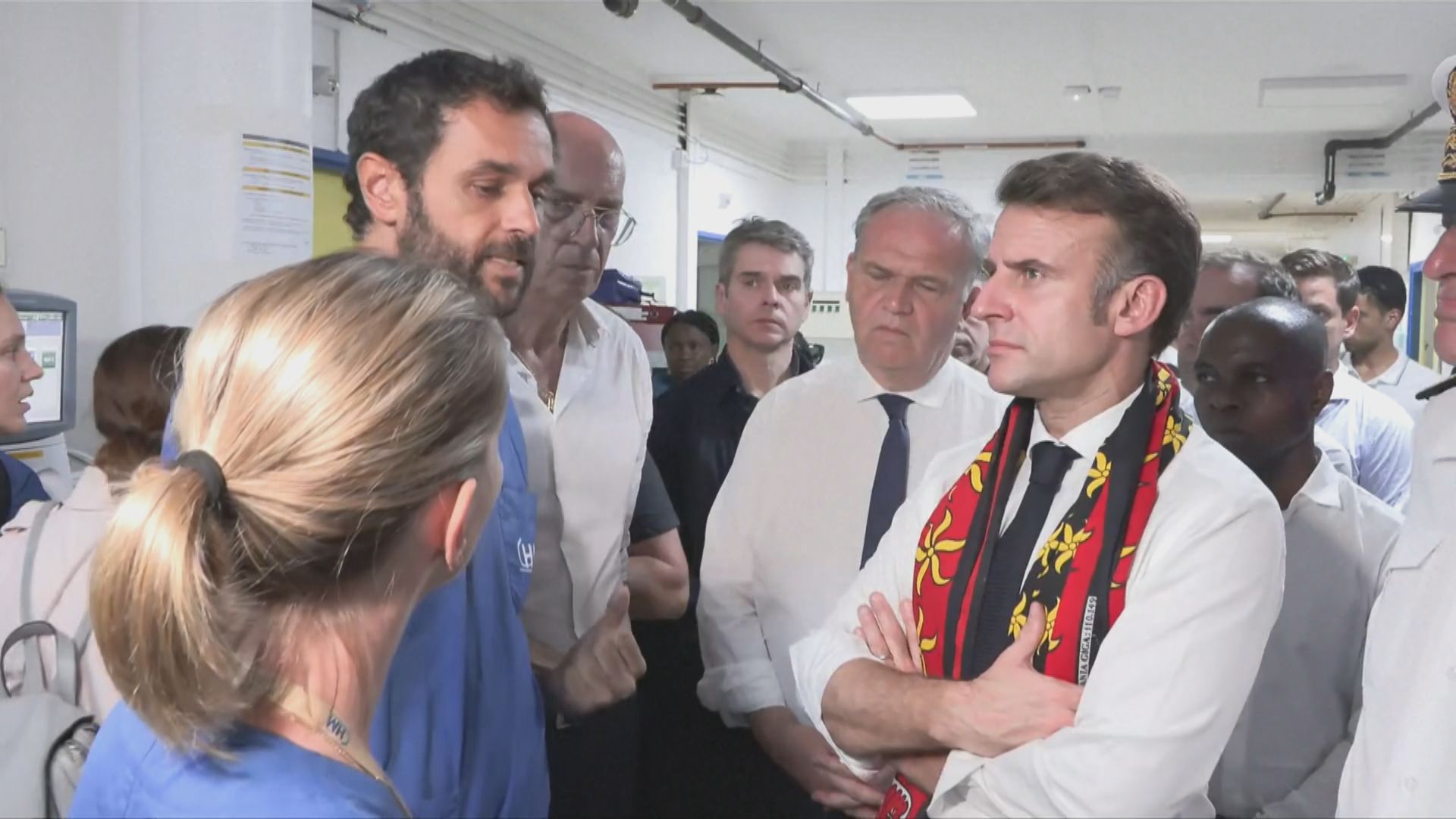 馬克龍到法屬馬約特島視察風災災情　運送大批物資到災區