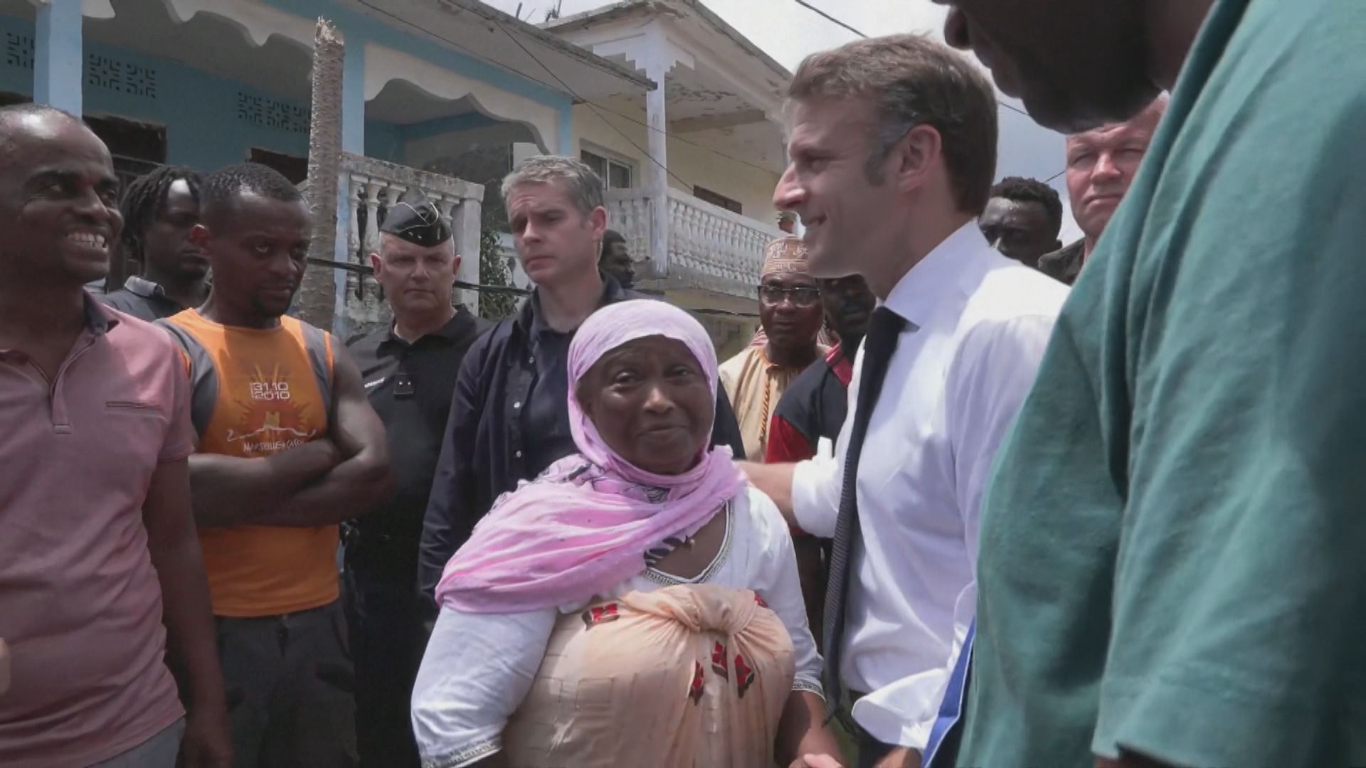 馬克龍繼續在馬約特島視察風災災情