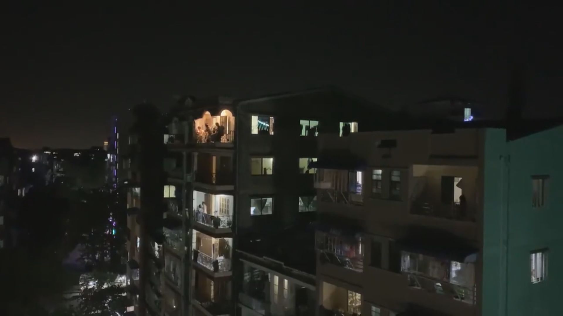 緬甸仰光民眾家中以敲擊聲抗議軍方掌政