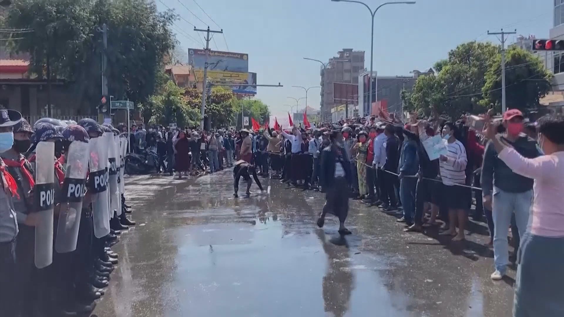 緬甸民眾示威持續　緬甸警察據報向天開槍驅散示威者