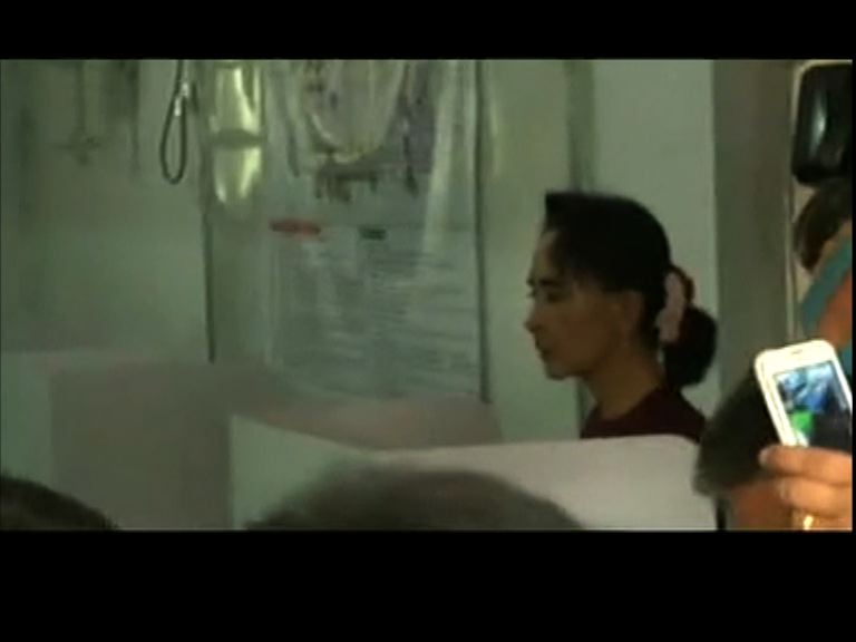 昂山素姬到仰光票站投票