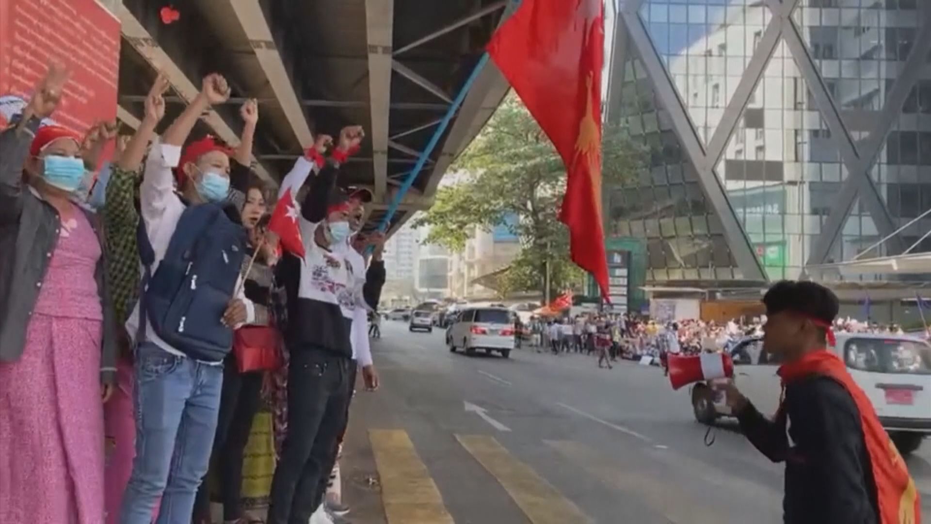 緬甸發生流血衝突　外電指至少兩名示威者被實彈打中