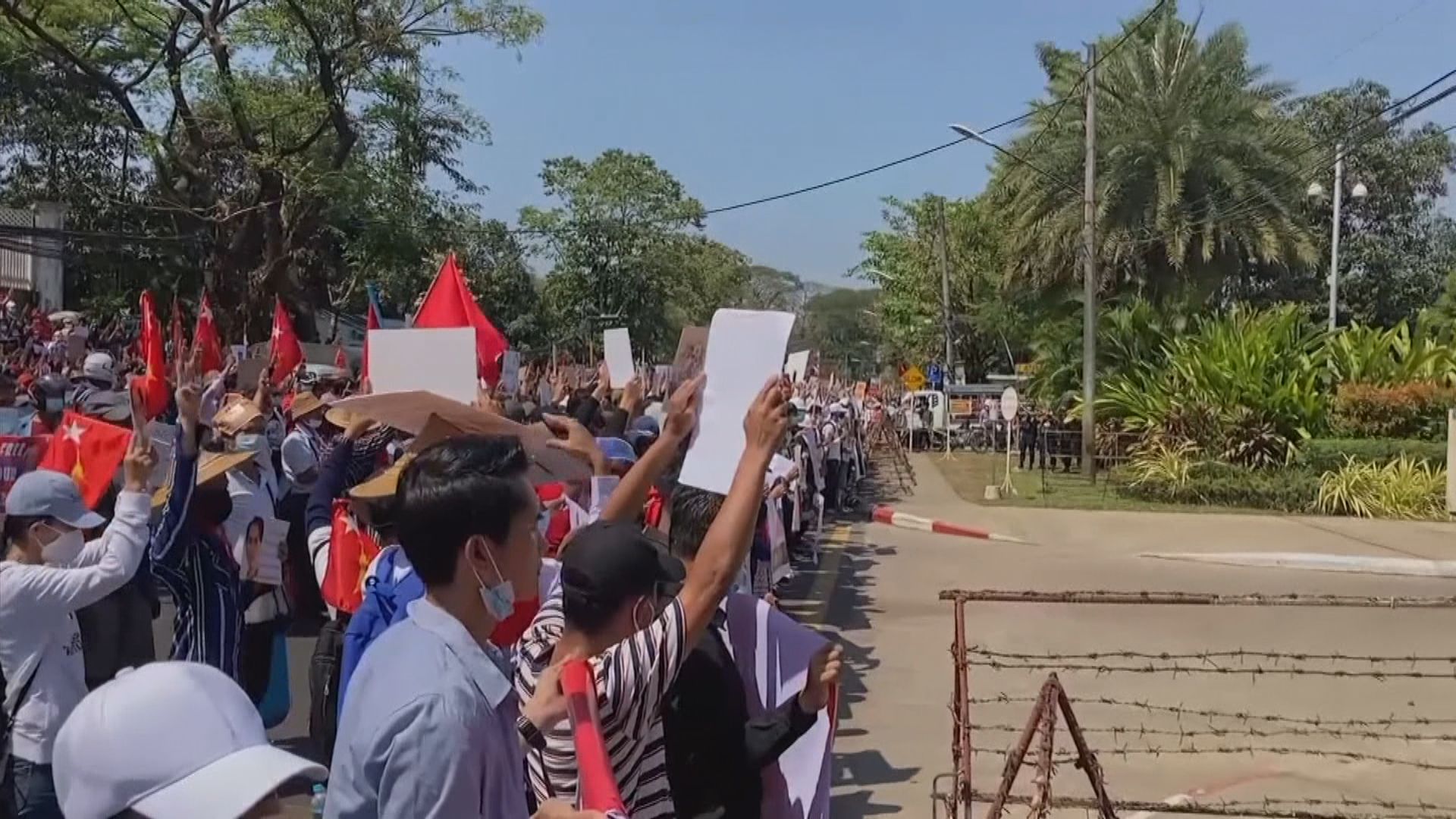 緬甸大批民眾到美國大使館外示威　要求華府拯救緬甸