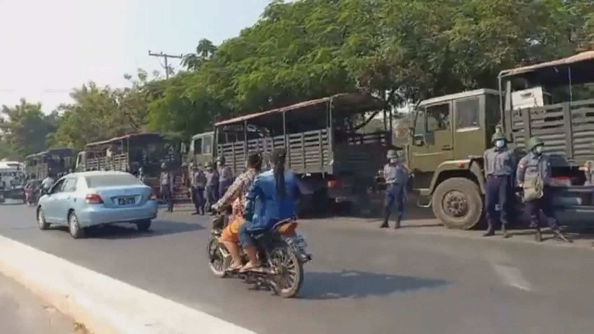 曼德勒多輛軍車停泊　聯國緬甸特使憂暴力衝突或升級