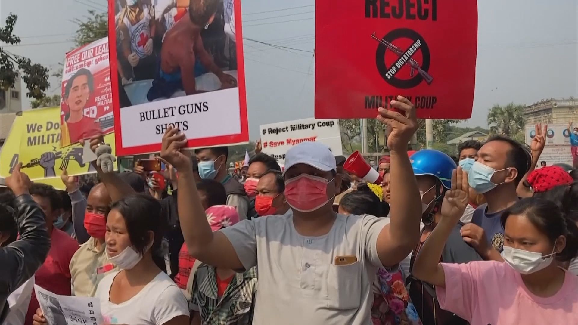 緬甸內比都有民眾上街示威　警方射水炮驅散