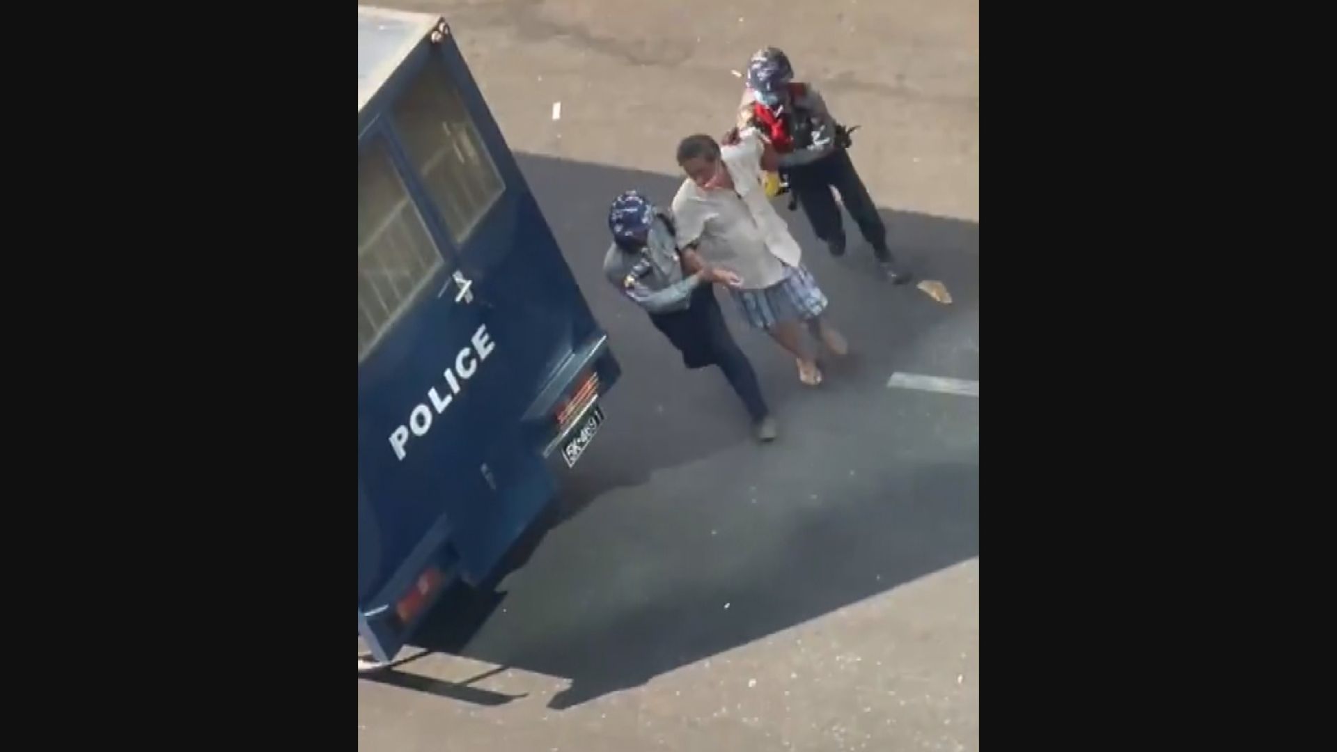 緬甸仰光有示威者被防暴警員帶走