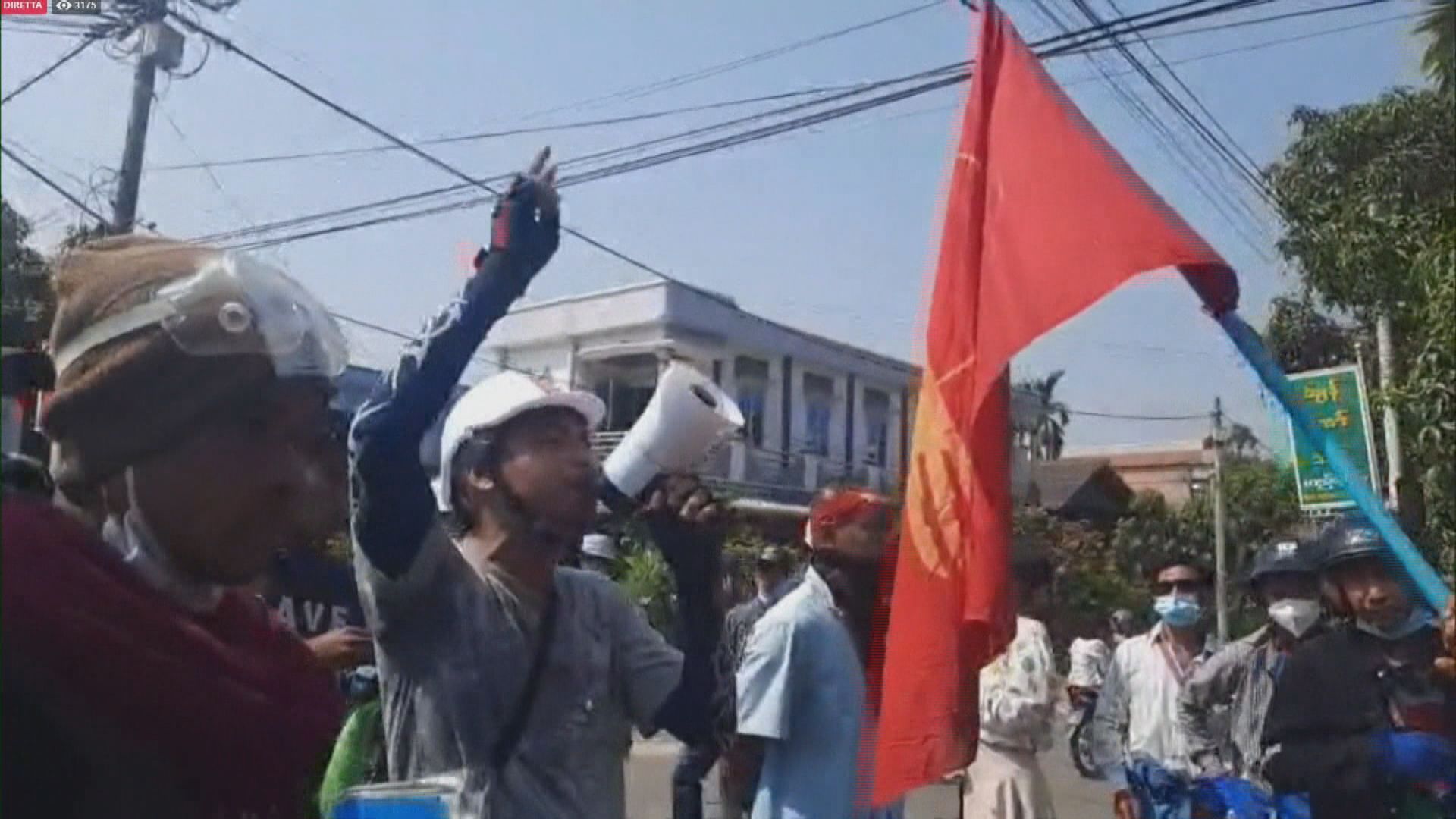 緬甸反軍事政變示威持續　中央銀行限制現金提取金額