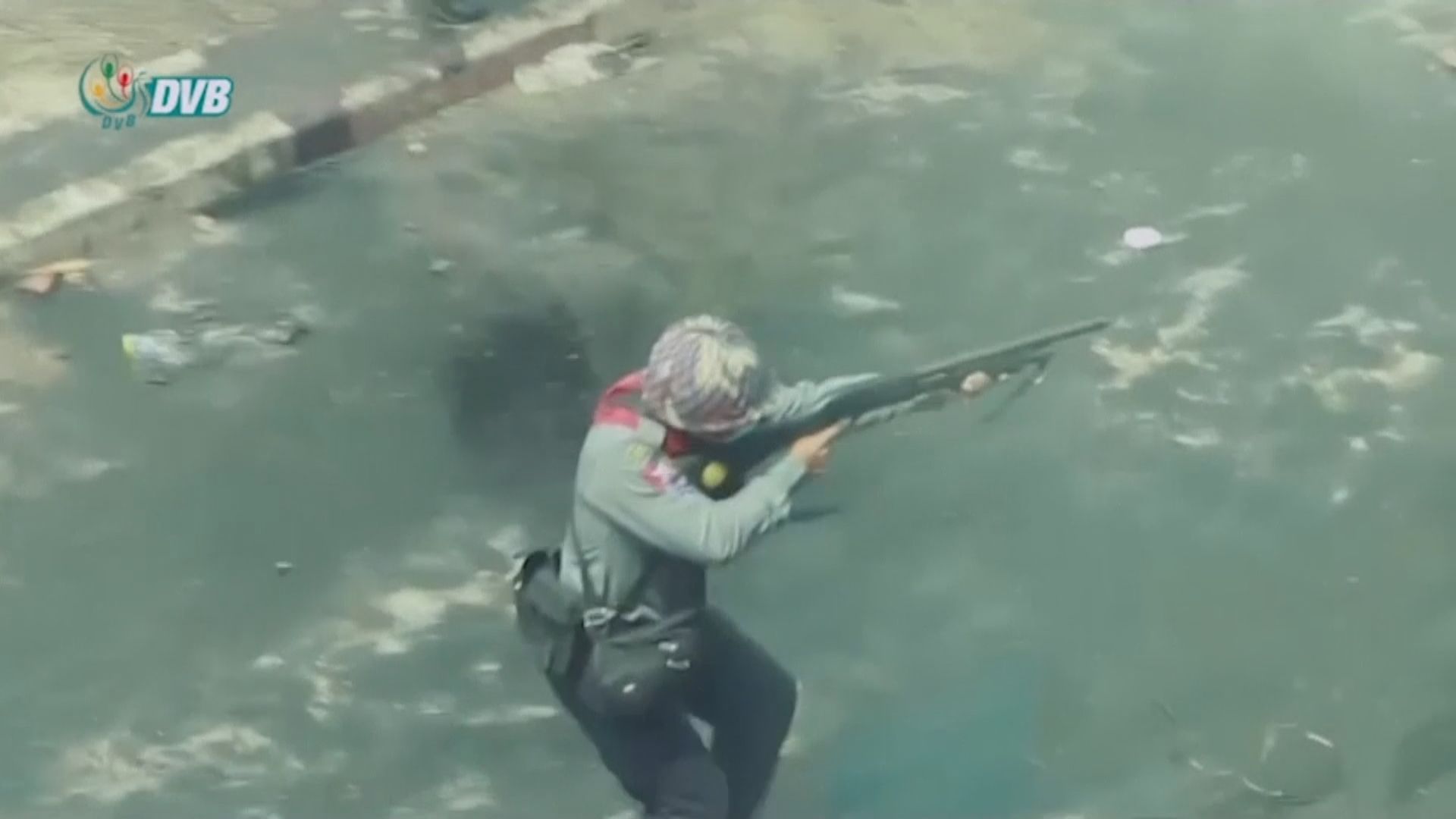 緬甸仰光警員持槍追捕反軍事政變示威者