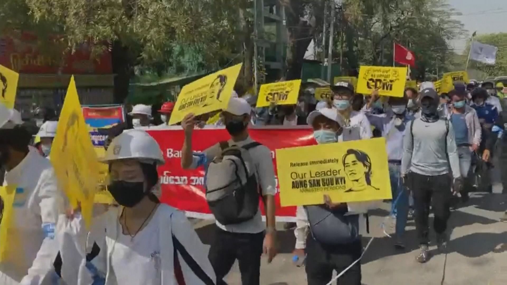 緬甸軍警在仰光以橡膠子彈和閃光彈驅散示威民眾