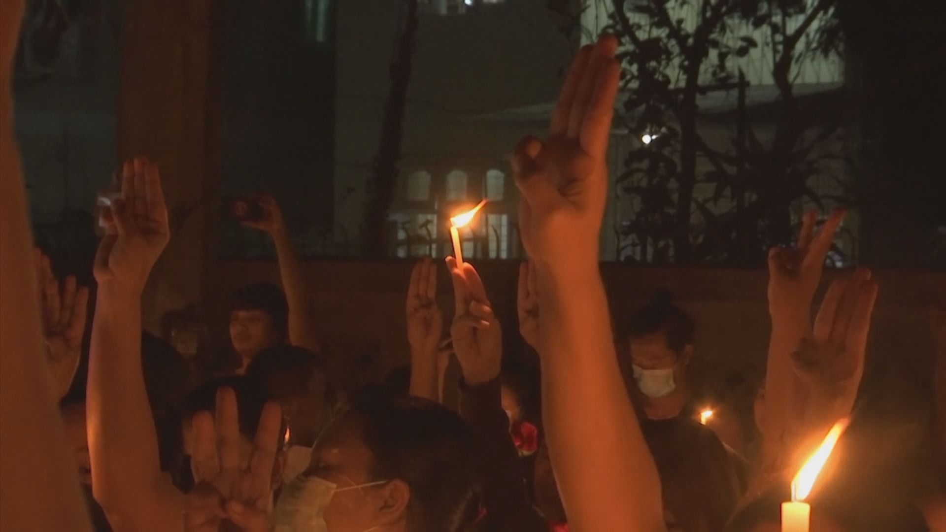 仰光民眾燭光悼念連日示威死者