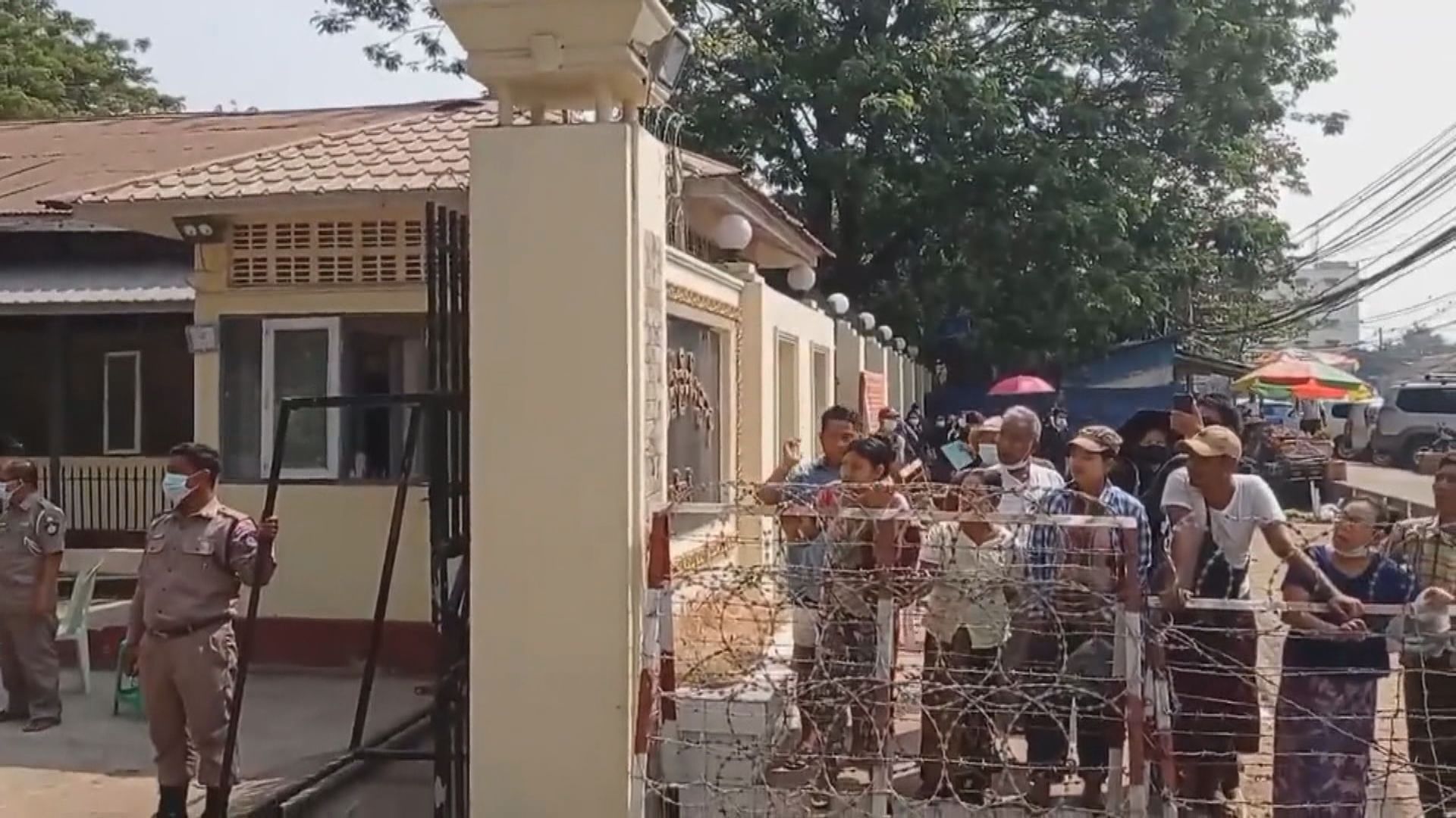 緬甸軍方釋放六百多名示威中被捕人士