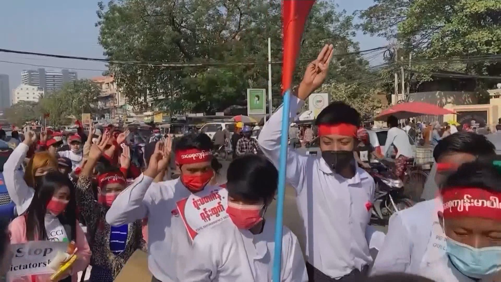 緬甸持續有民眾上街示威　毛淡棉有警察向示威者開槍