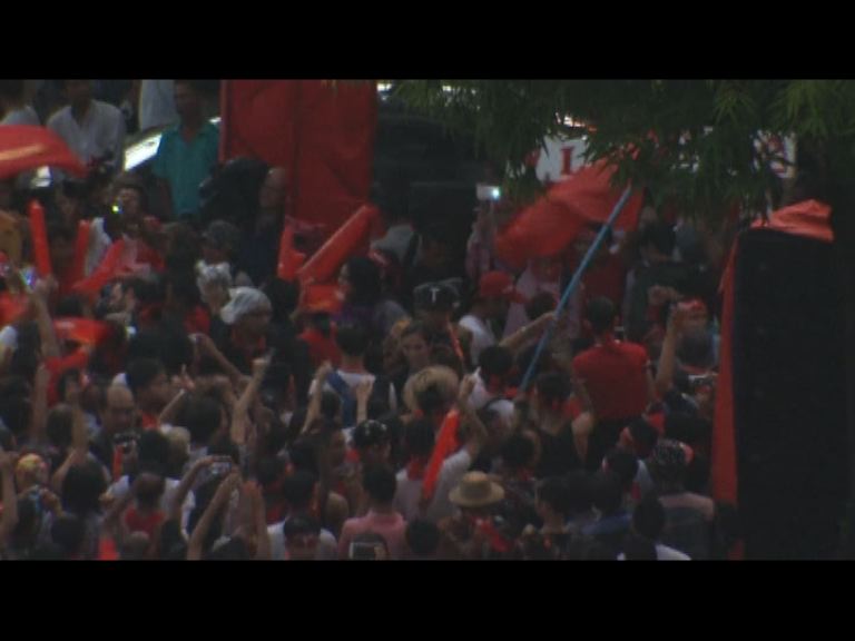 支持者全民盟總部外聚集慶祝