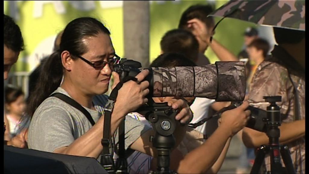 市民提早到場準備觀賞國慶煙花