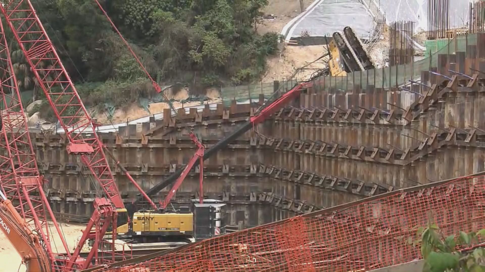 牛池灣地盤有吊臂車翻側　一名工人輕傷送院