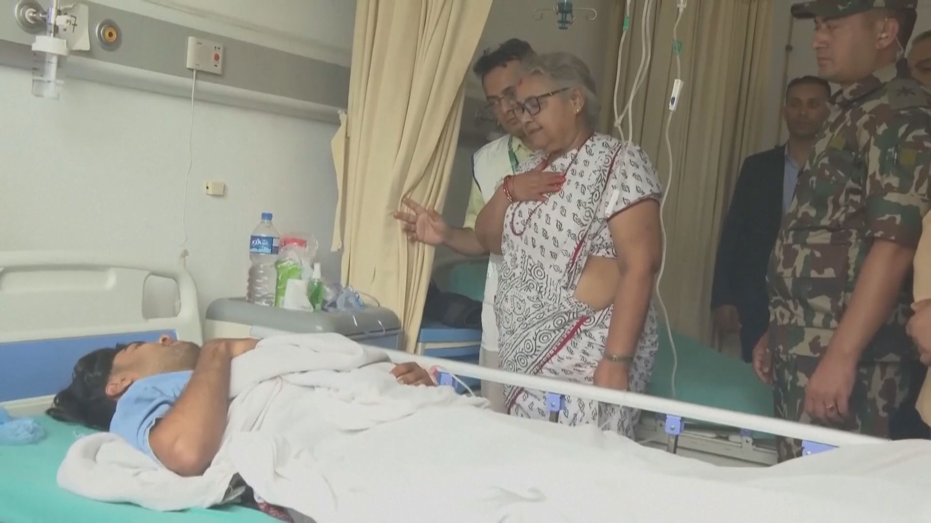 尼泊爾局勢平息　臨時政府總理探望受傷示威者　八大政黨要求恢復被解散的國會(郭慧怡報道)