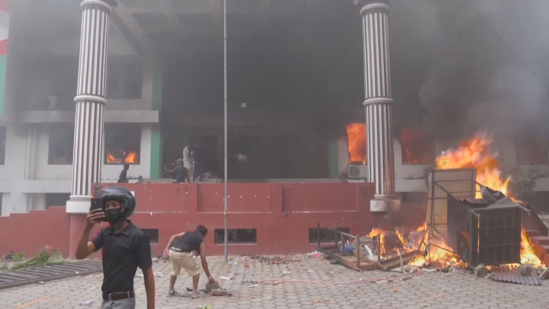 尼泊爾反政府示威持續　國會及執政黨總部遭縱火焚燒　總理奧利請辭