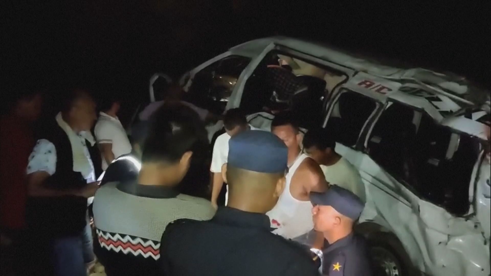 尼泊爾旅遊巴衝下山坡至少7死