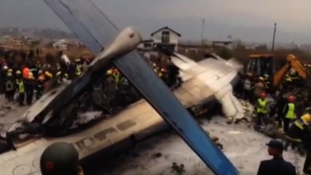 一架客機降落尼泊爾時墜毀