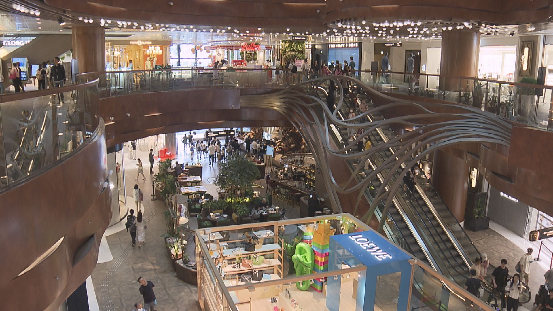 政府研延長商場營業時間 多間發展商辦活動派購物券