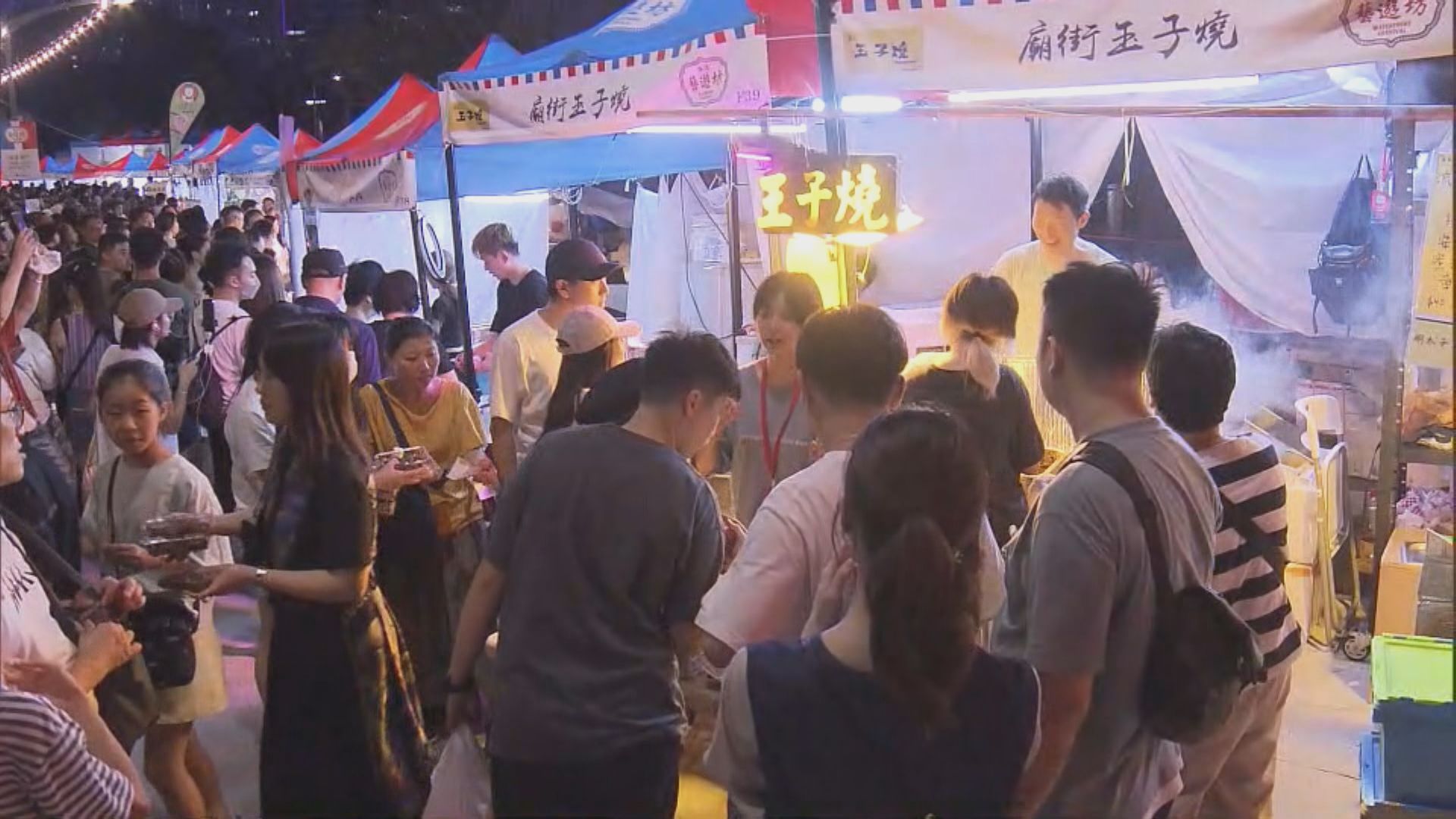 灣仔「海濱藝遊坊」提早重開　不少市民觀賞煙花後特意前往