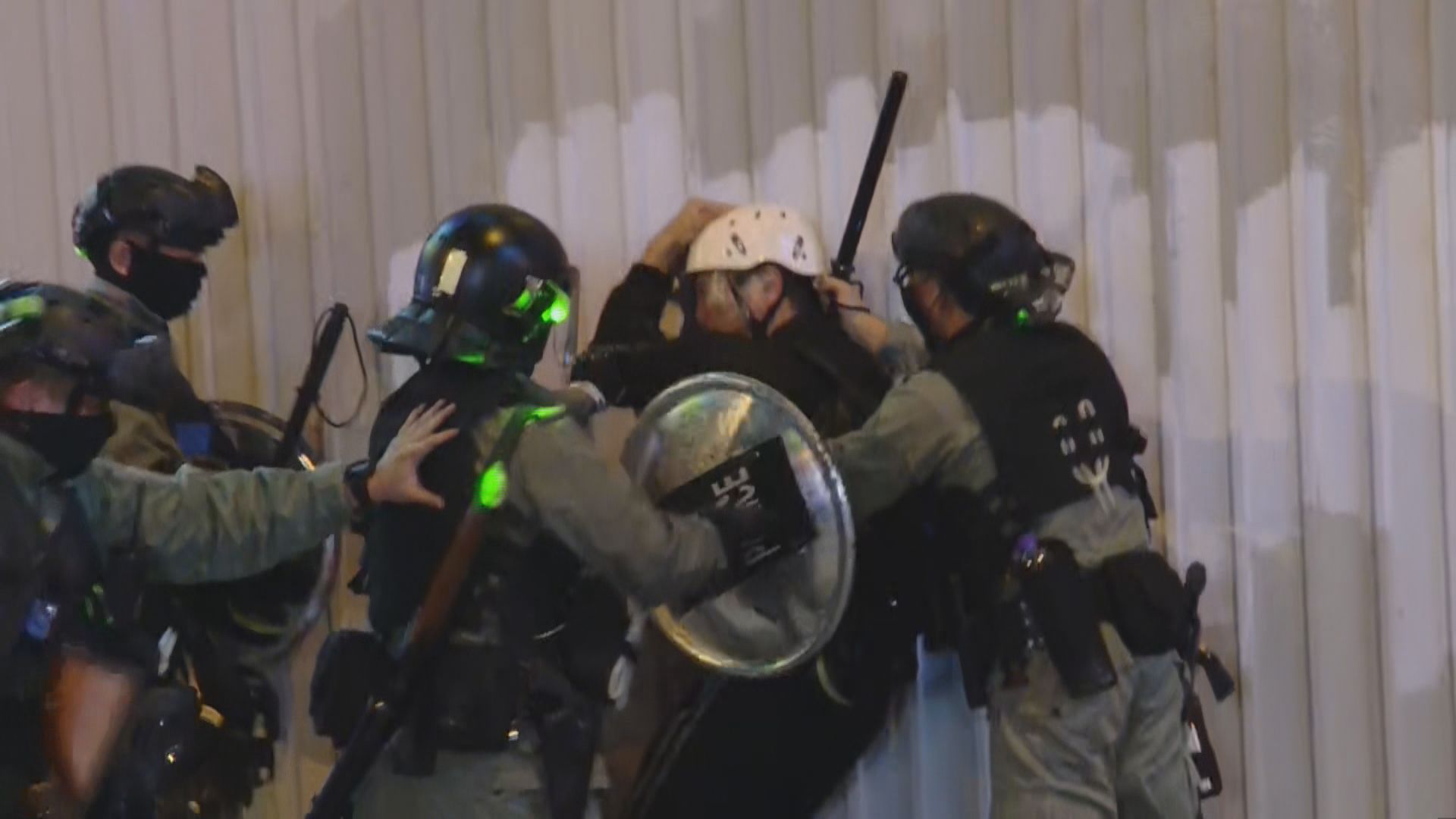 旺角有人堵路及縱火　一名網媒記者被警員制服帶走