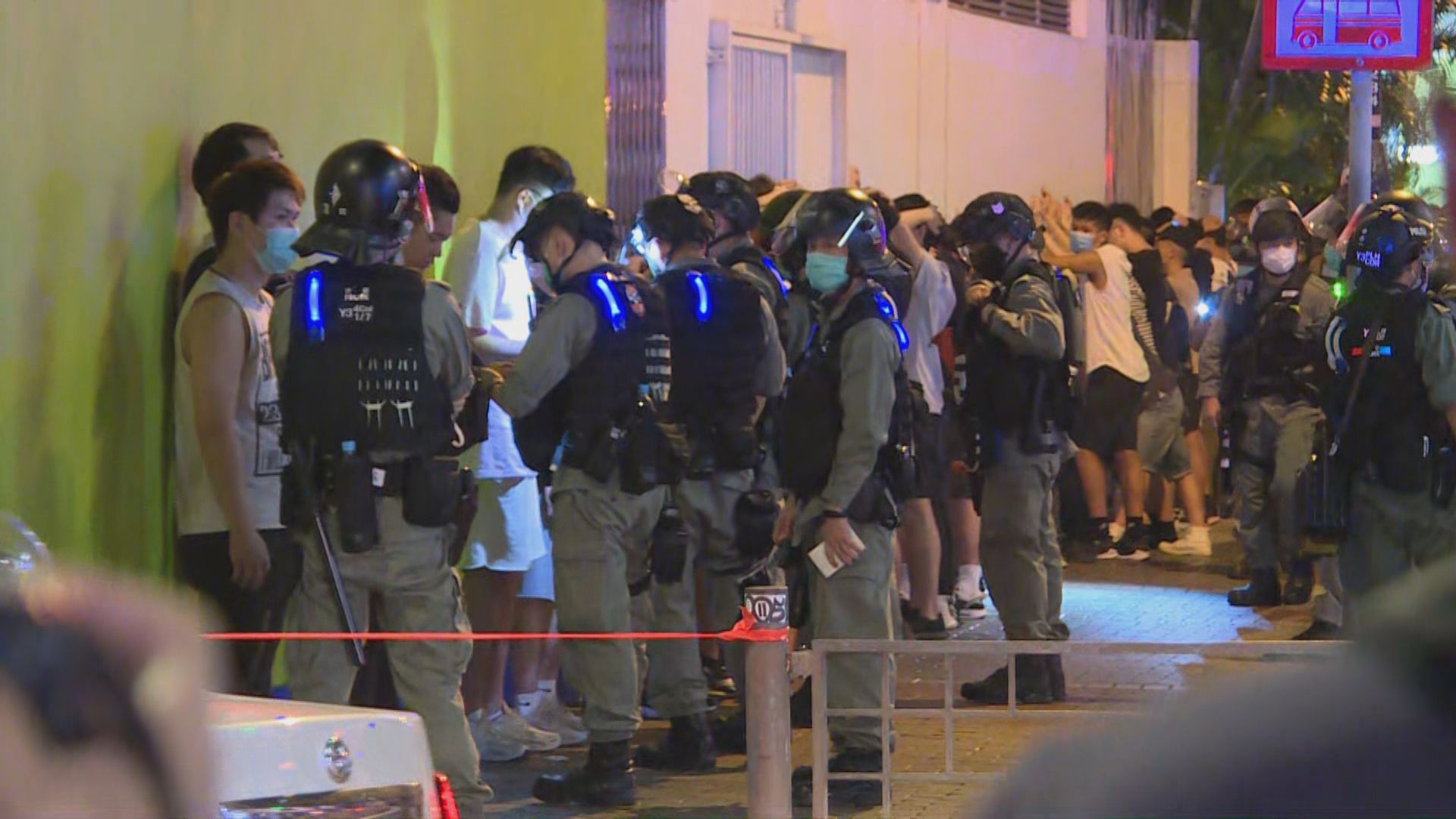 警方晚上在旺角拘數十人　大量記者被警包圍要求核實身分