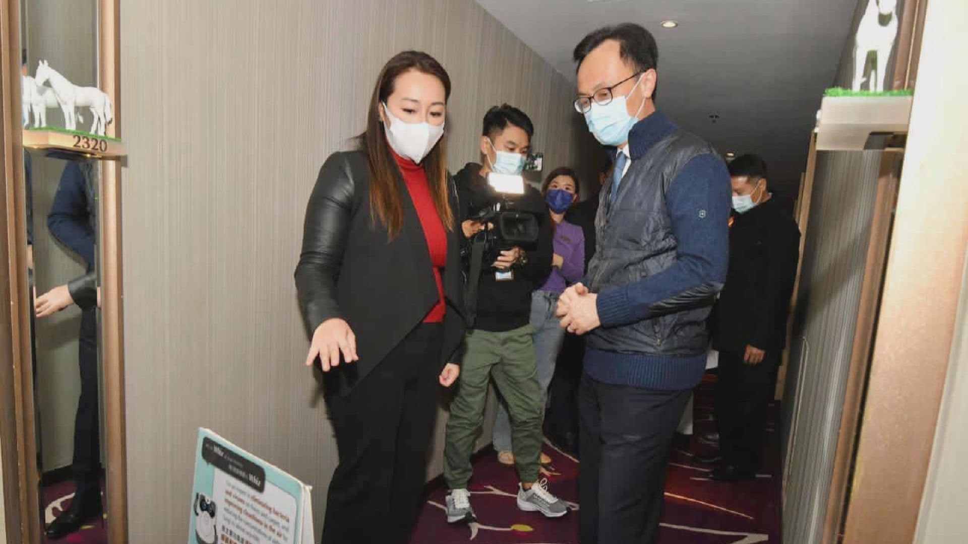 聶德權視察其中一間指定檢疫酒店