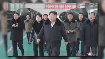 金正恩與女兒視察軍用發射架車工廠