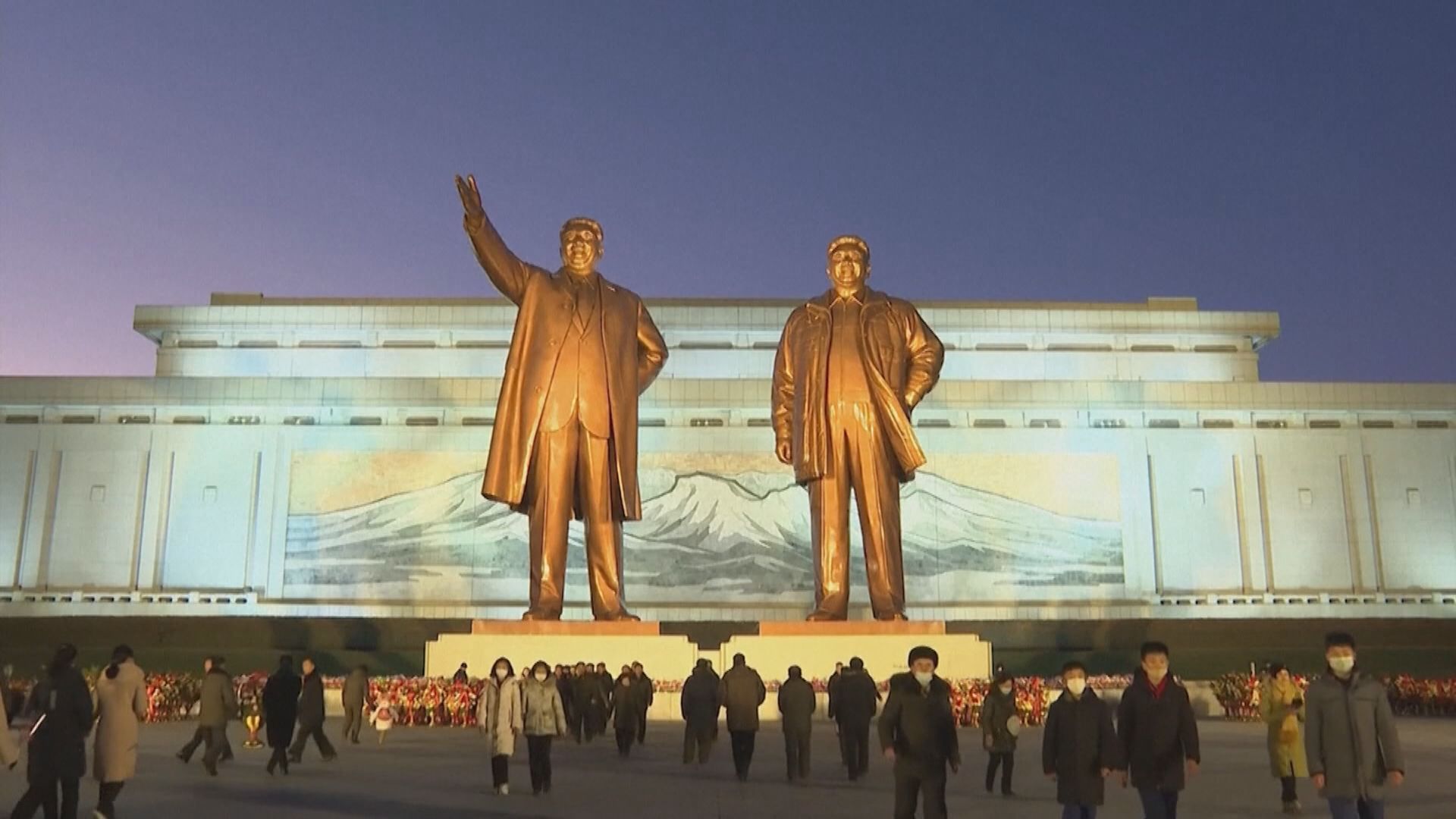 北韓已故領袖金正日逝世13周年　民眾到銅像前獻花