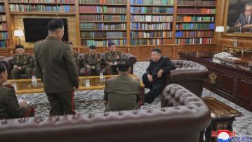 金正恩晤海外作戰部隊指揮員　讚揚對方鞏固第一強軍地位