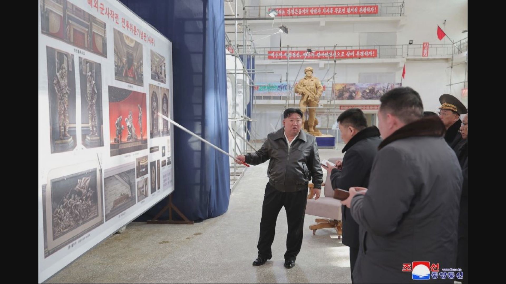 金正恩視察海外作戰陣亡士兵雕像創作工作