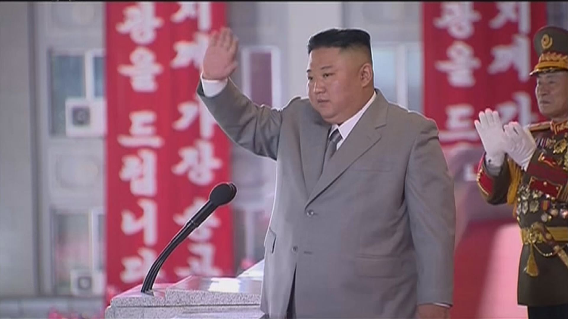 金正恩出席北韓勞動黨建黨75周年閱兵