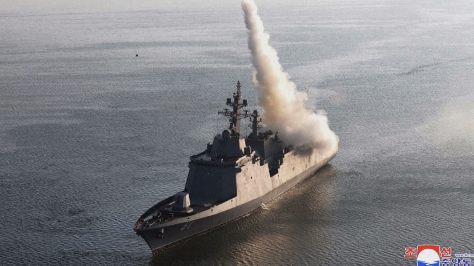 北韓5000噸驅逐艦舉行下水禮時發生嚴重事故