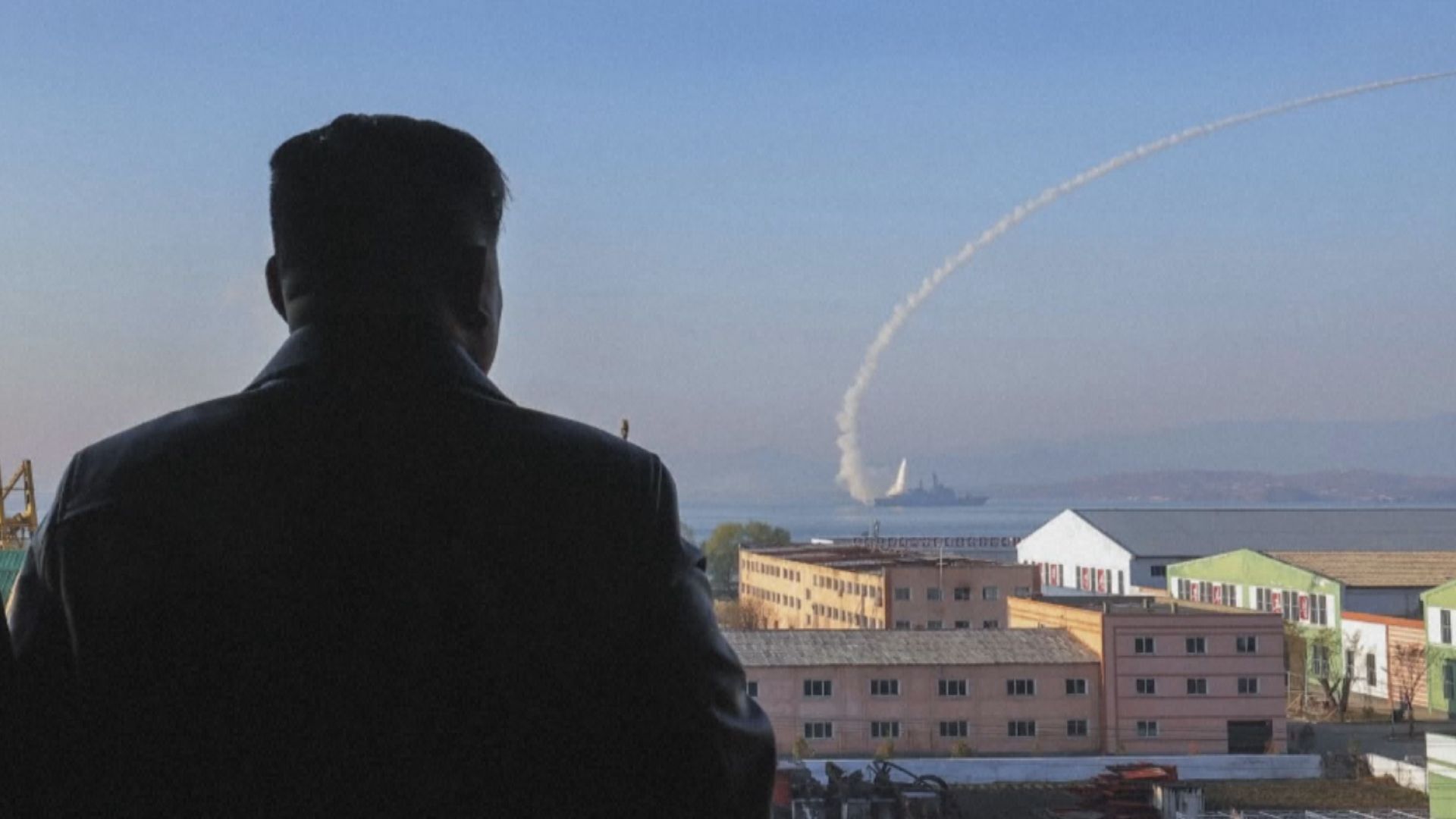 北韓新驅逐艦下水禮時據報翻側　金正恩目擊過程表明追究涉事幹部