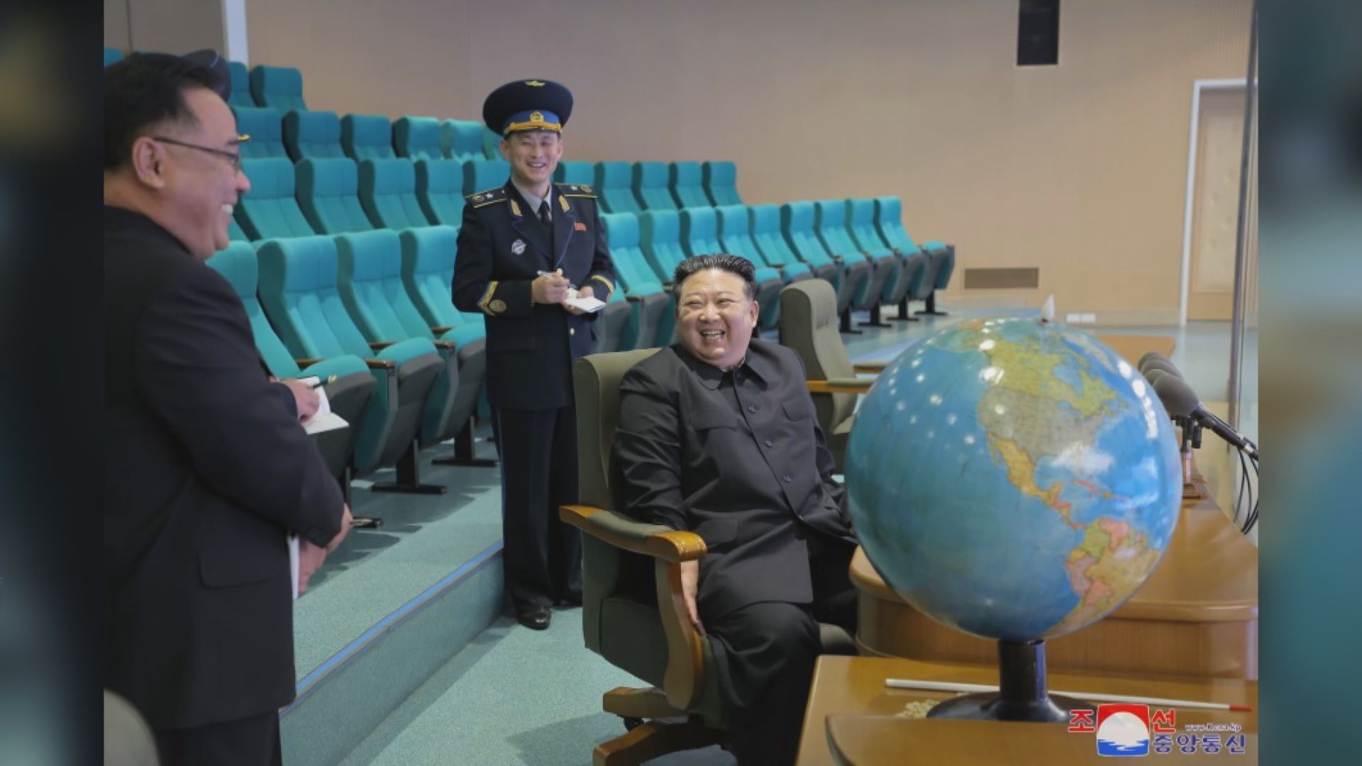金正恩檢視偵察衛星所攝南韓照片