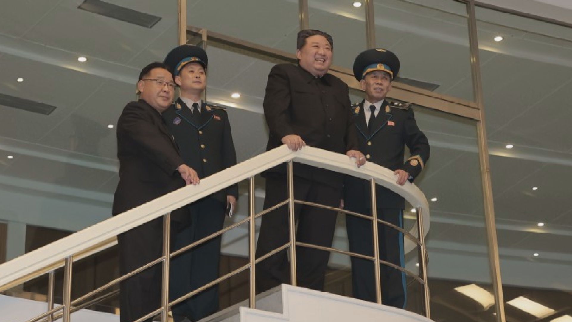金正恩檢視偵察衛星所攝南韓重地照片