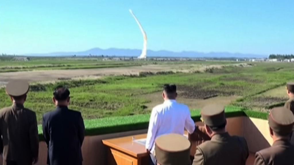 金正恩視察防空導彈試射
