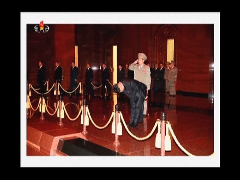 金正恩到錦繡山太陽宮拜謁