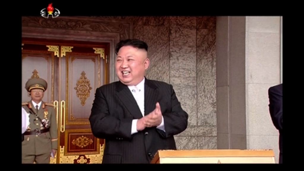 金正恩主持大型閱兵儀式