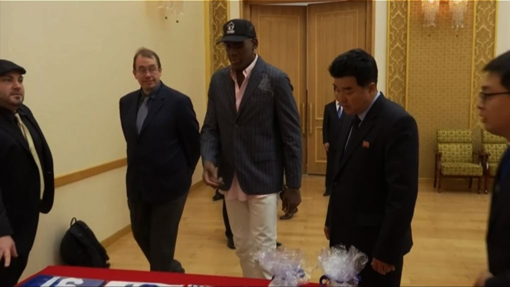 前NBA球星洛文向北韓官員贈送特朗普著作