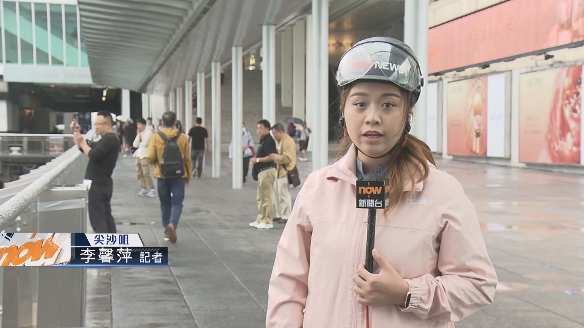 【現場報道】八號信號下 尖沙咀有市民在岸邊拍照「追風」