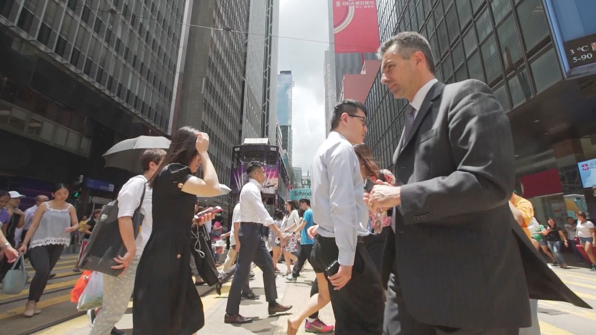 【即日焦點】餐飲服務業失業率創八年新高　政府：受本地社會事件嚴重打擊；英大學研究指黯淡藍光有助生物休息