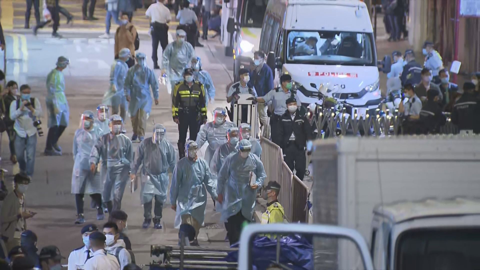 【現場報道】政府突襲圍封北角東發大廈　警員拉起封鎖線