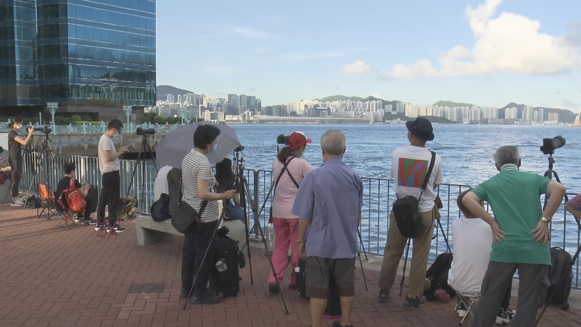【現場報道‧黃埔海濱】大批市民在岸邊等待欣賞月全食