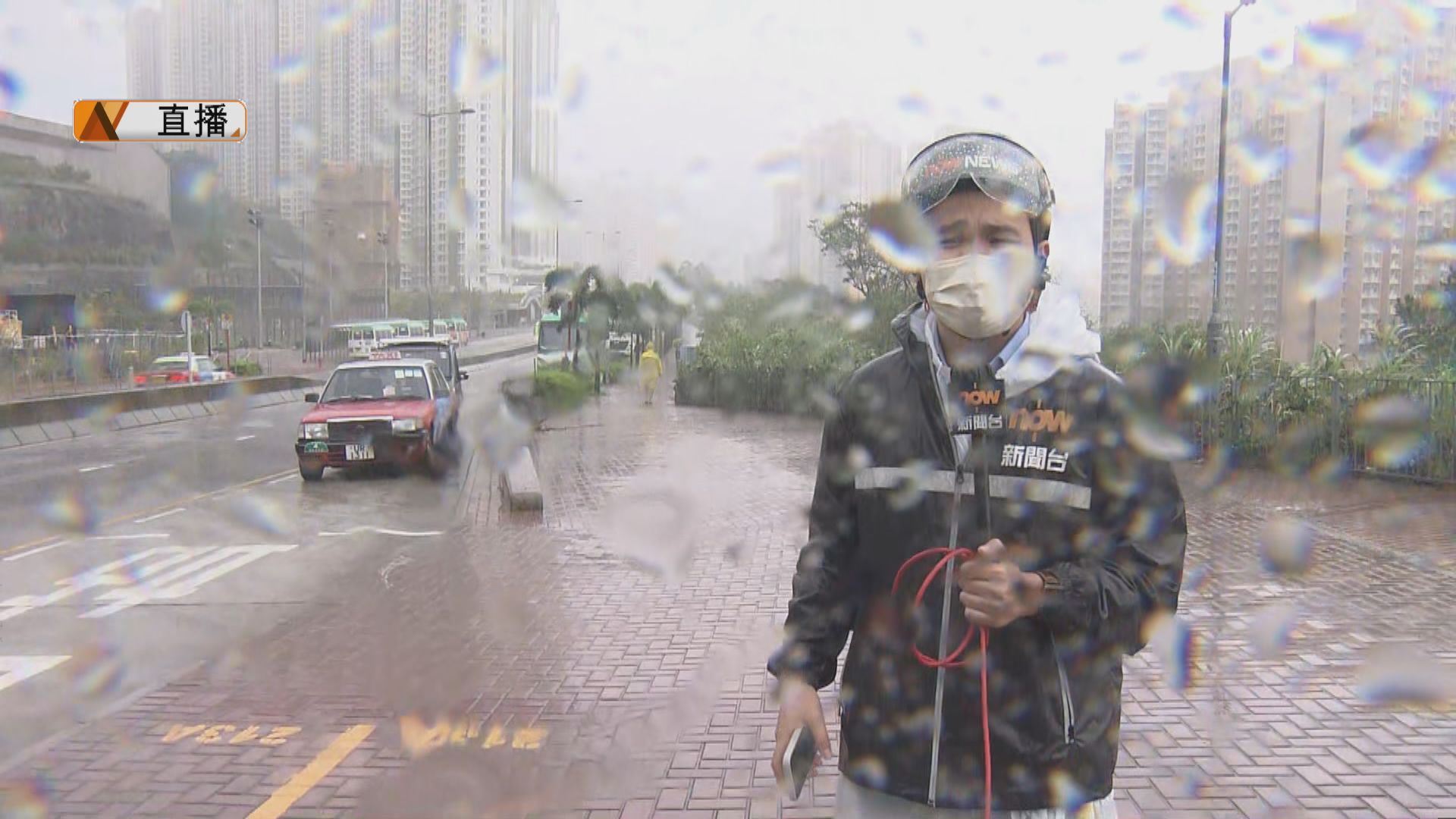 【圓規襲港‧現場報道】秀茂坪風勢強勁　巴士站牌被強風吹倒至路中心