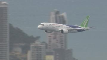 【精華】國產客機C919翱翔維港上空