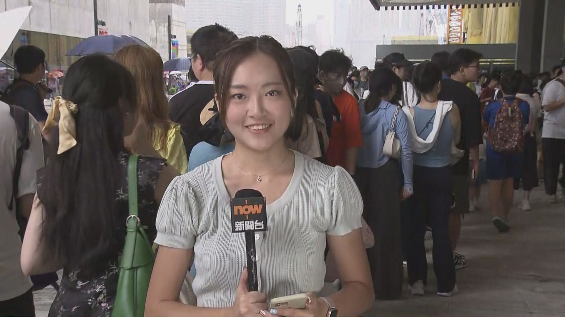 【現場直擊】M+門外市民冒雨排隊入場